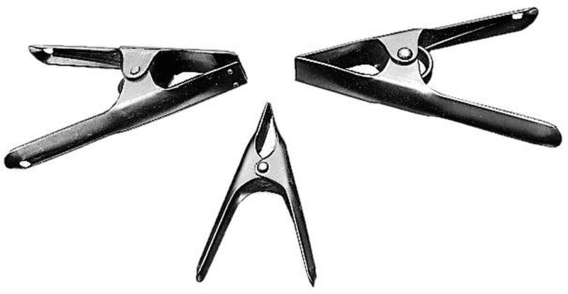 Montážní svěrka z ocelového plechu