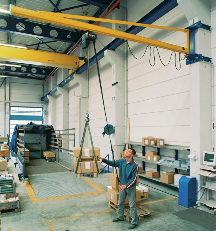 Nástěnný otočný jeřáb s elektrickým řetězovým kladkostrojem