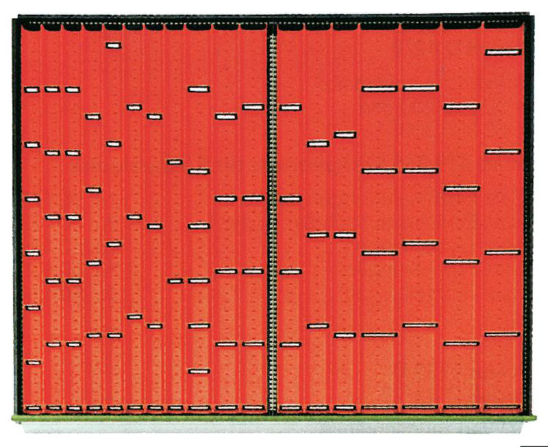 Deska s prohlubněmi na malé díly a nástroje