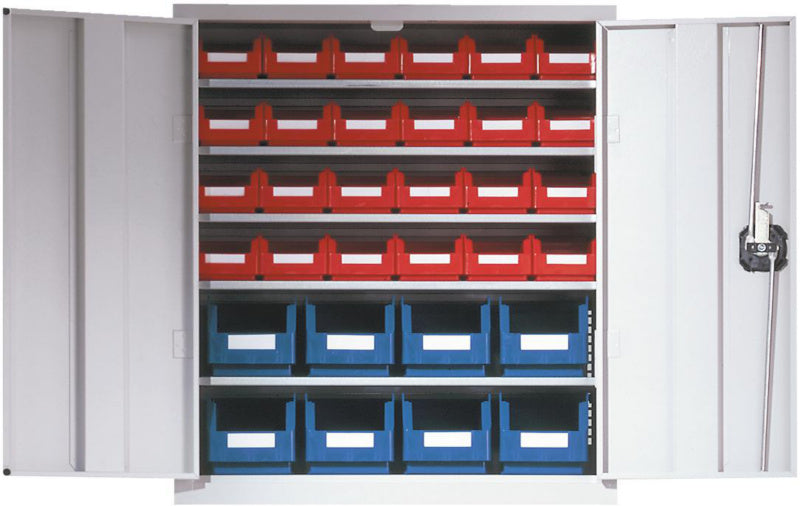 Skříň s křídlovými dveřmi vybavená přehlednými polystyrenovými úložnými přihrádkami