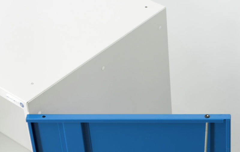 Skříň s křídlovými dveřmi, plnými plechovými