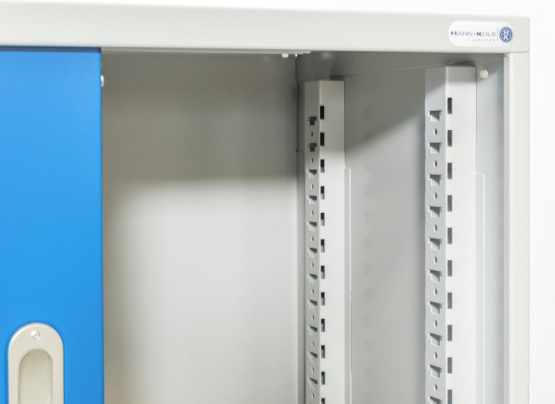 Skříň s posuvnými dveřmi s plnými plechovými dveřmi, výška 1030 mm