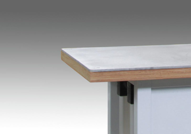 Ocelový panel jako svršek stolu