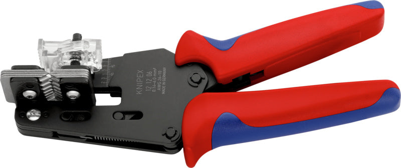 Kleště pro přesné odizolování vodičů se specificky tvarovanými odizolovacími břity